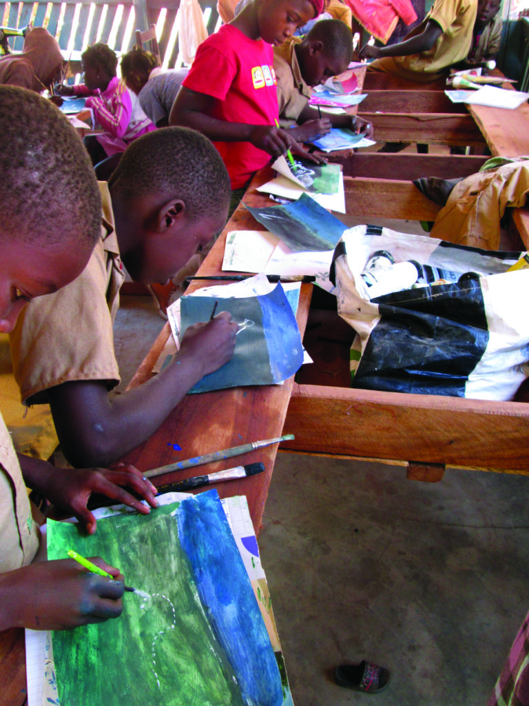 des enfants dessinent dans une école de Guinée